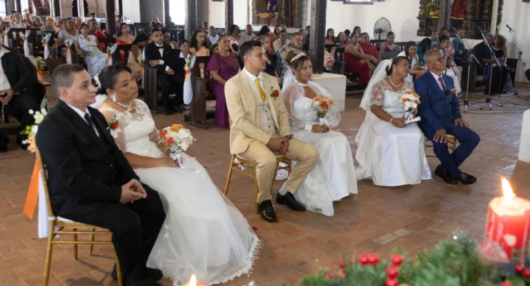 Tres parejas celebran el sacramento del matrimonio en la parroquia Santiago Apóstol