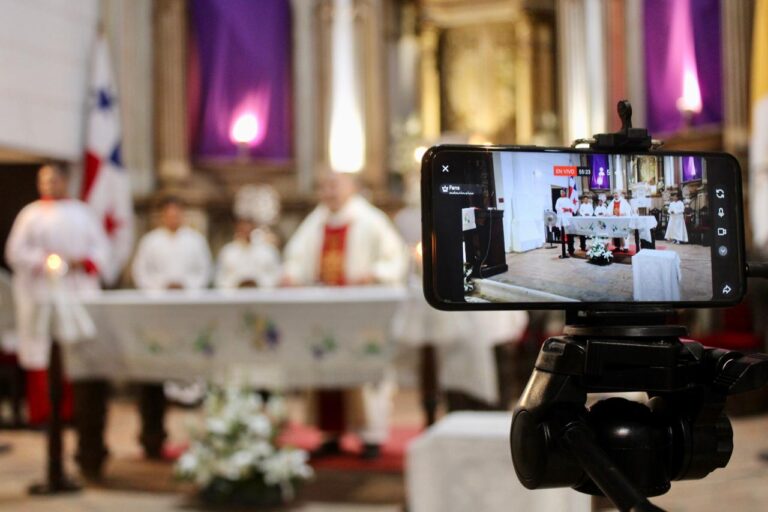 Transmisión de Eucaristía todos los jueves por Radio María